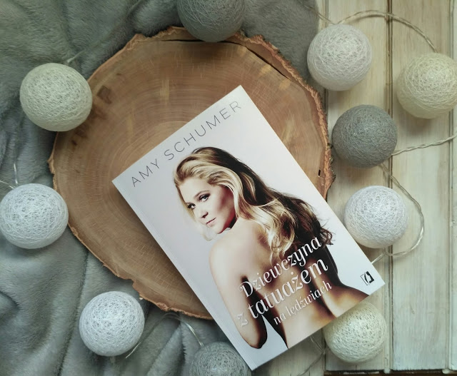 „Dziewczyna z tatuażem na lędźwiach” Amy Schumer