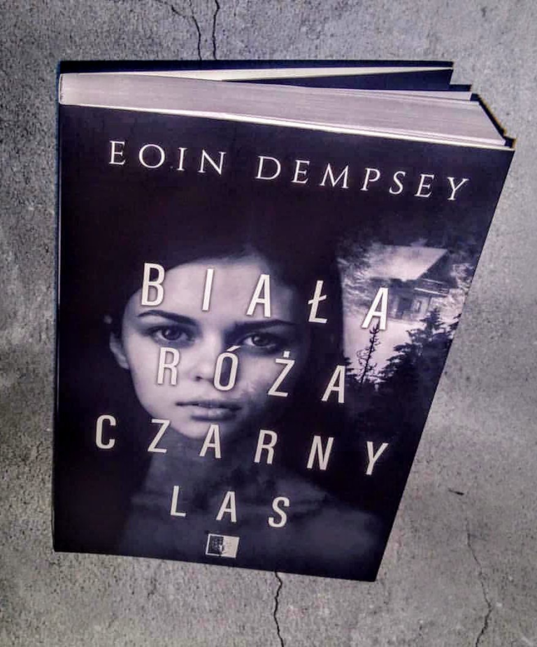 Biała róża, czarny las