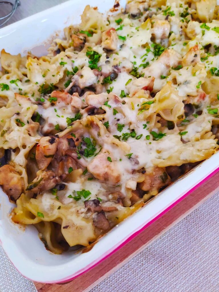Zapiekanka makaronowa z kurczakiem i pieczarkami